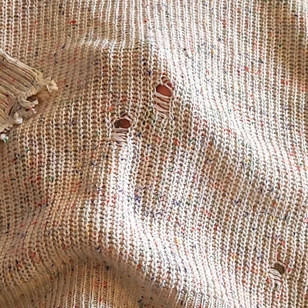 ⭐ $5 ⭐ Destroyed/Frayed Cream Turtleneck Sweater Size Medium - Picture 7 of 10